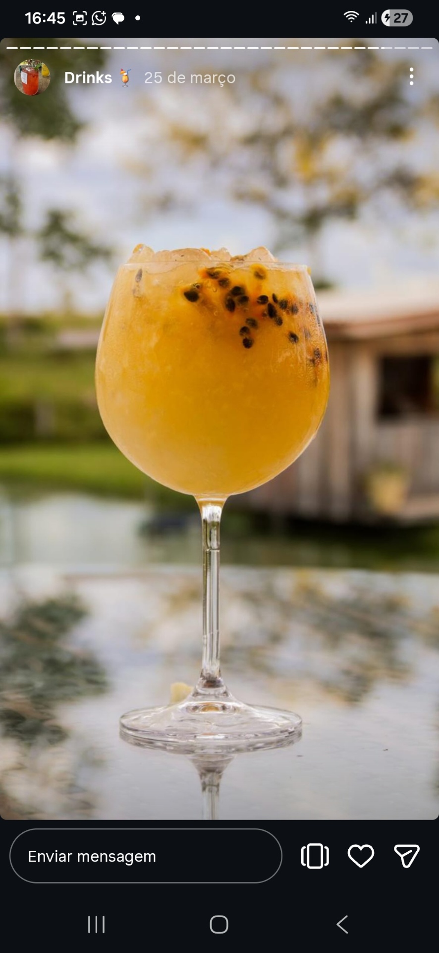 Drink de maracujá à beira do lago