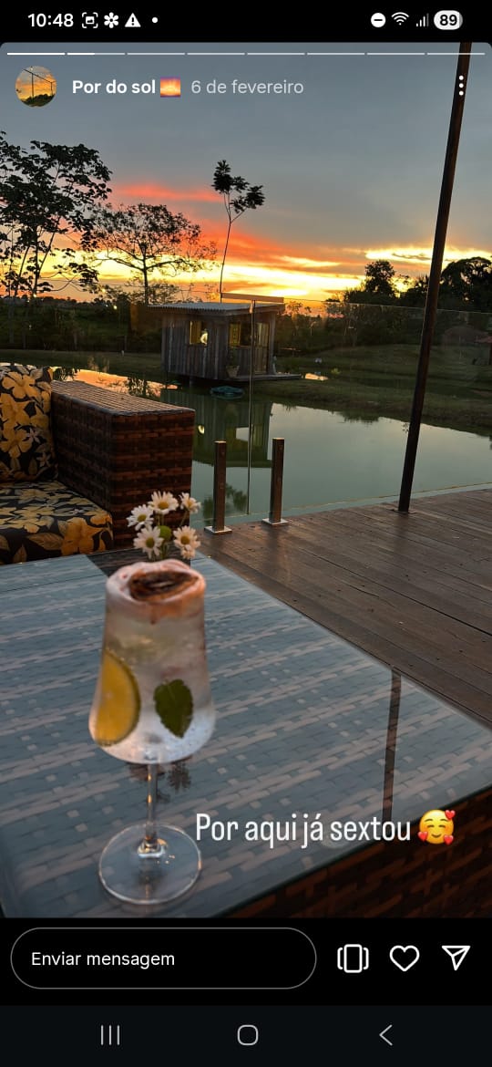 Drink servido com vista para o lago